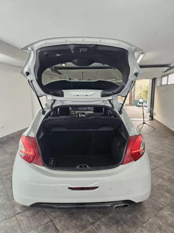 Peugeot 208 2015 - 16650 EUR, 121757 km - AUTO.MOTO.pt - 121757km - foto 37 de 38