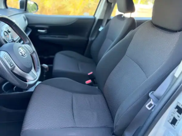 Toyota Yaris 2013 - 10999 EUR, 80000 km - AUTO.MOTO.pt - 80000km - foto 16 de 18