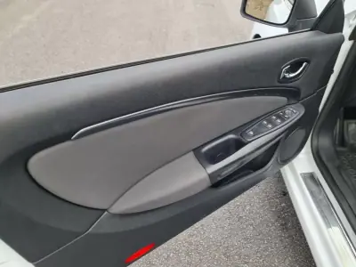 Renault Mégane Cabrio 2015 - 14990 EUR, 195000 km - AUTO.MOTO.pt - 195000km - foto 38 de 43