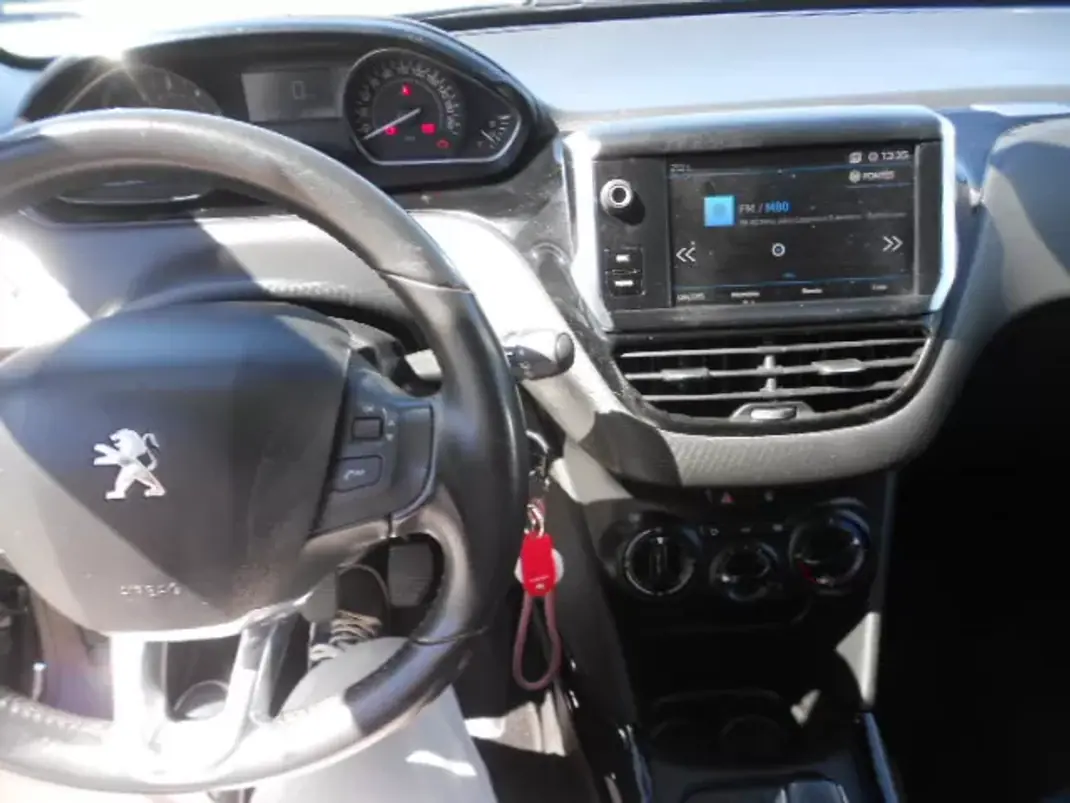 Peugeot 2008 2019 - 14500 EUR, 138497 km - AUTO.MOTO.pt - 138497km - foto 10 de 11