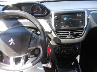 Peugeot 2008 2019 - 14500 EUR, 138497 km - AUTO.MOTO.pt - 138497km - foto 10 de 11