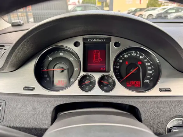 Volkswagen Passat 2005 - 6500 EUR, 234000 km - AUTO.MOTO.pt - 234000km - foto 12 de 19