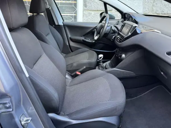 Peugeot 208 2018 - 11750 EUR, 123326 km - AUTO.MOTO.pt - 123326km - foto 25 de 25