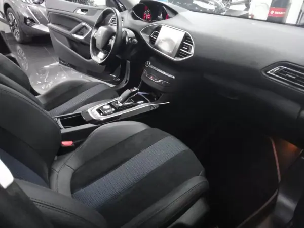 Peugeot 308 2019 - 14500 EUR, 50000 km - AUTO.MOTO.pt - 50000km - foto 44 de 51