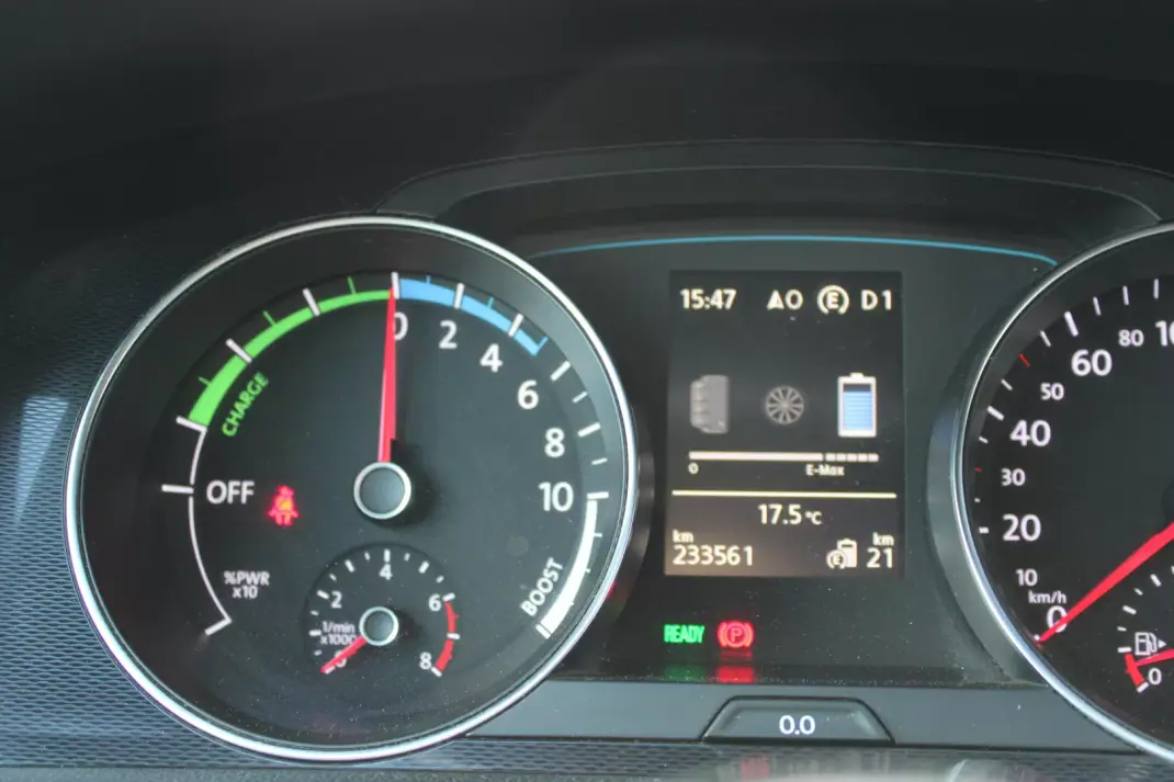 Volkswagen Golf 2015 - 12900 EUR, 233561 km - AUTO.MOTO.pt - 233561km - foto 10 de 27