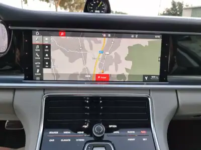 Porsche Panamera Sport Turismo 2018 - 84990 EUR, 147000 km - AUTO.MOTO.pt - 147000km - foto 10 de 50