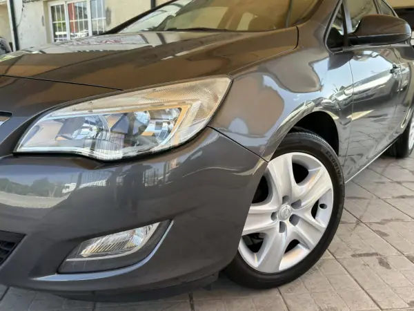 Opel Astra 2011 - 6450 EUR, 250730 km - AUTO.MOTO.pt - 250730km - foto 3 de 26