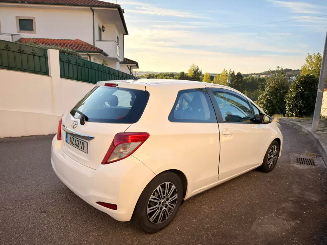 Toyota Yaris 2013 - 8750 EUR, 200000 km - 200000km - foto 4 de 12