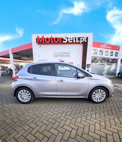 Peugeot 208 2019 - 11600 EUR, 104000 km - AUTO.MOTO.pt - 104000km - foto 7 de 9