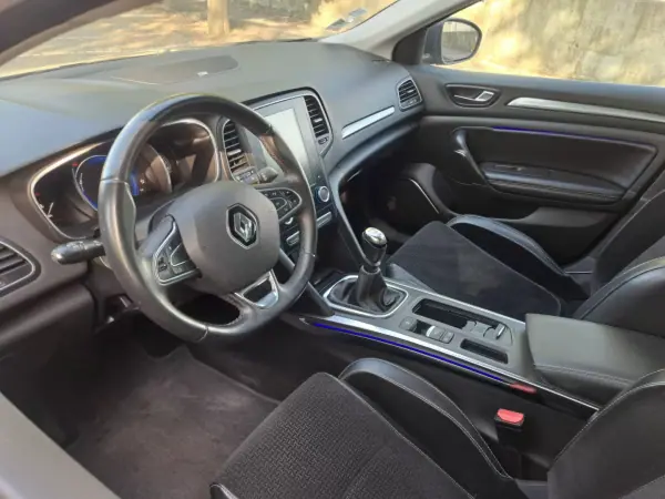 Renault Mégane 2016 - 14000 EUR, 159000 km - AUTO.MOTO.pt - 159000km - foto 11 de 17