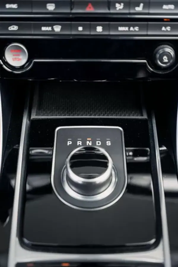 Jaguar XF 2017 - 22990 EUR, 145800 km - AUTO.MOTO.pt - 145800km - foto 43 de 55