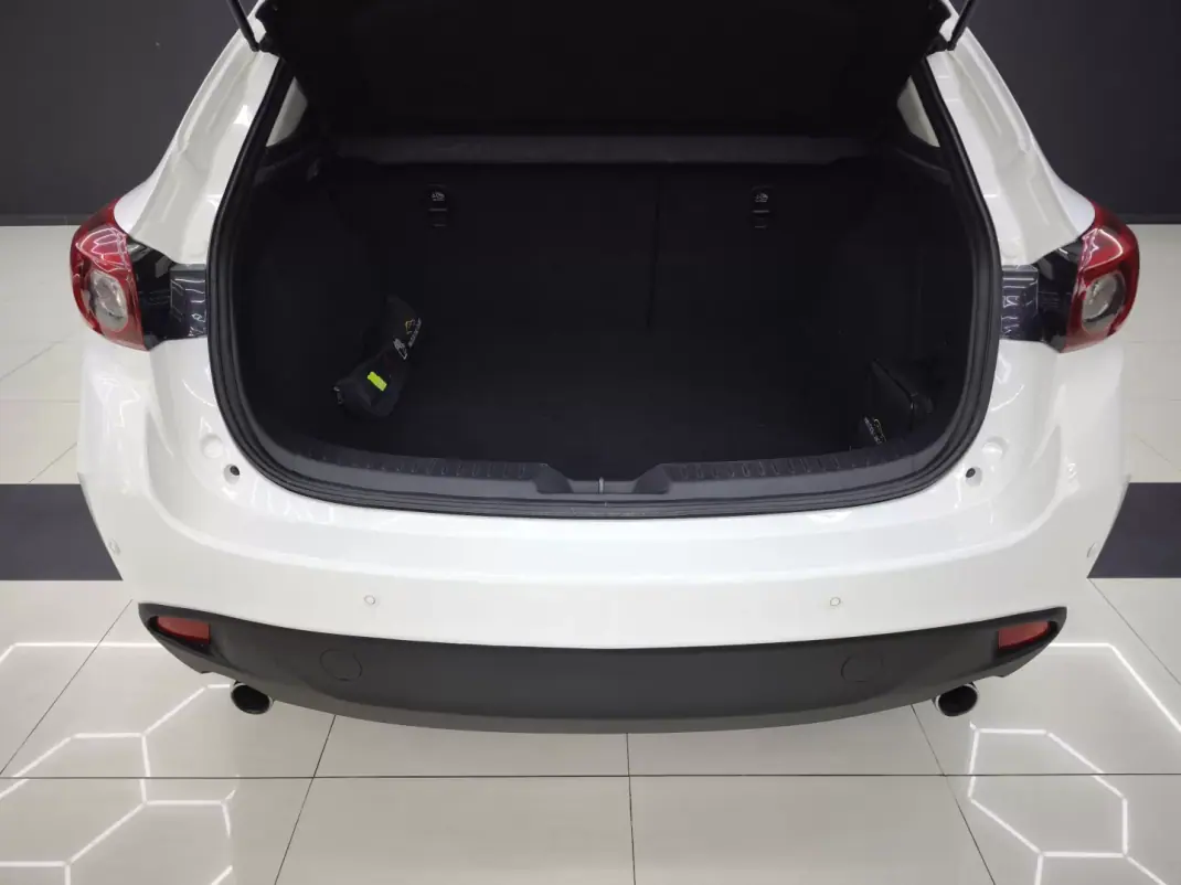 Mazda 3 2016 - 12450 EUR, 207205 km - AUTO.MOTO.pt - 207205km - foto 14 de 40