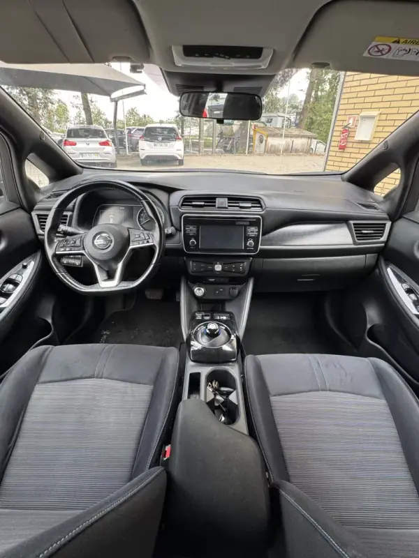 Nissan Leaf 2018 - 10900 EUR, 138100 km - AUTO.MOTO.pt - 138100km - foto 5 de 9