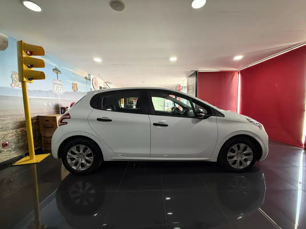 Peugeot 208 2014 - 9950 EUR, 141600 km - AUTO.MOTO.pt - 141600km - foto 7 de 19