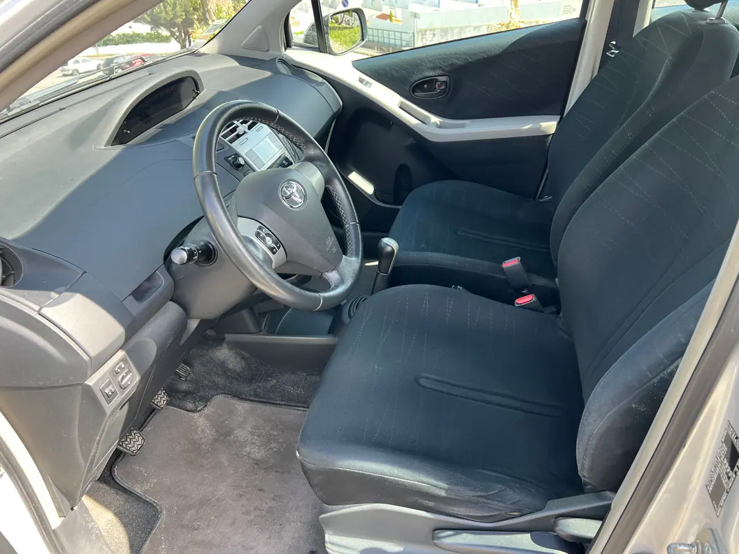 Toyota Yaris 2008 - 4990 EUR, 101600 km - AUTO.MOTO.pt - 101600km - foto 6 de 10