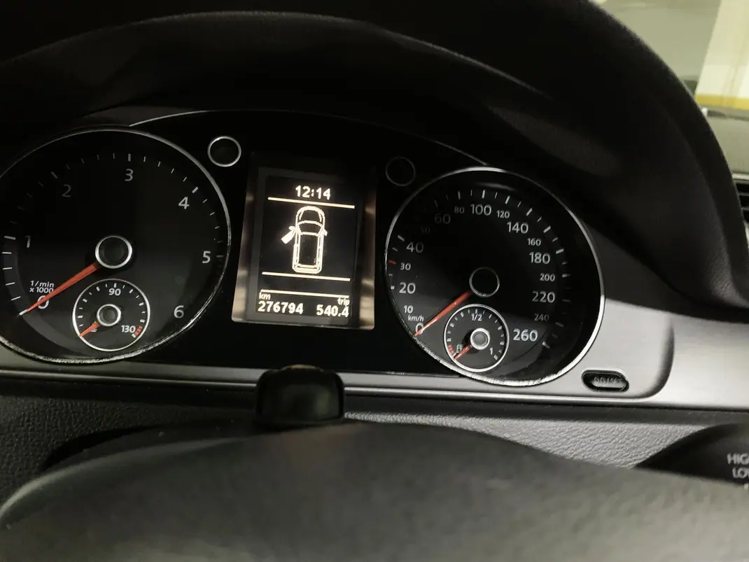 Volkswagen Passat Variant 2011 - 6500 EUR, 277000 km - AUTO.MOTO.pt - 277000km - foto 8 de 10