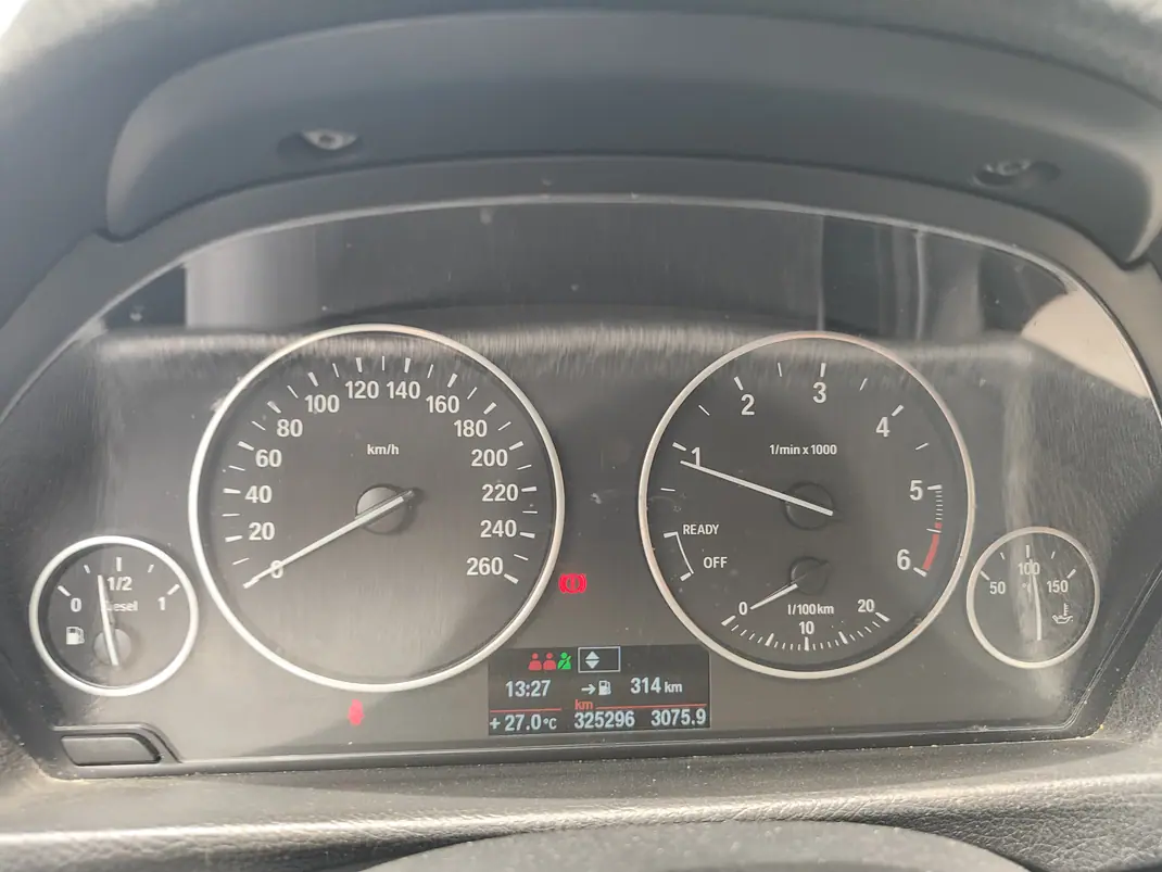 BMW 318 2013 - 9500 EUR, 324000 km - AUTO.MOTO.pt - 324000km - foto 9 de 12