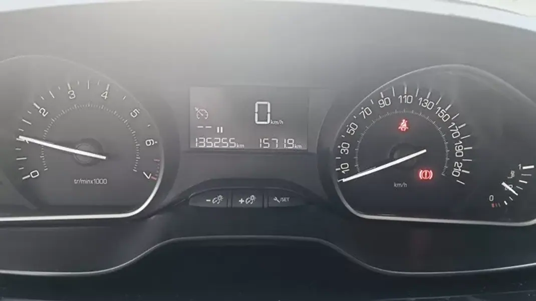 Peugeot 208 2019 - 8299 EUR, 136000 km - AUTO.MOTO.pt - 136000km - foto 22 de 48