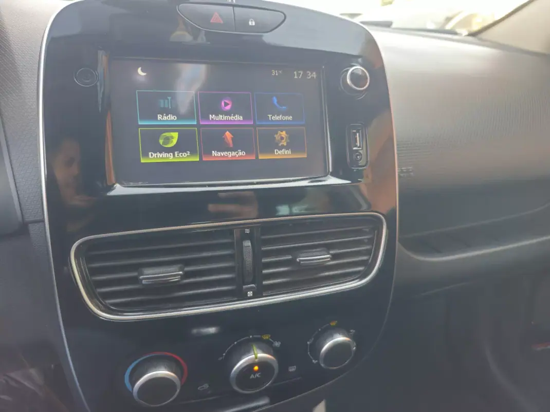 Renault Clio 2018 - 11990 EUR, 94000 km - AUTO.MOTO.pt - 94000km - foto 10 de 14