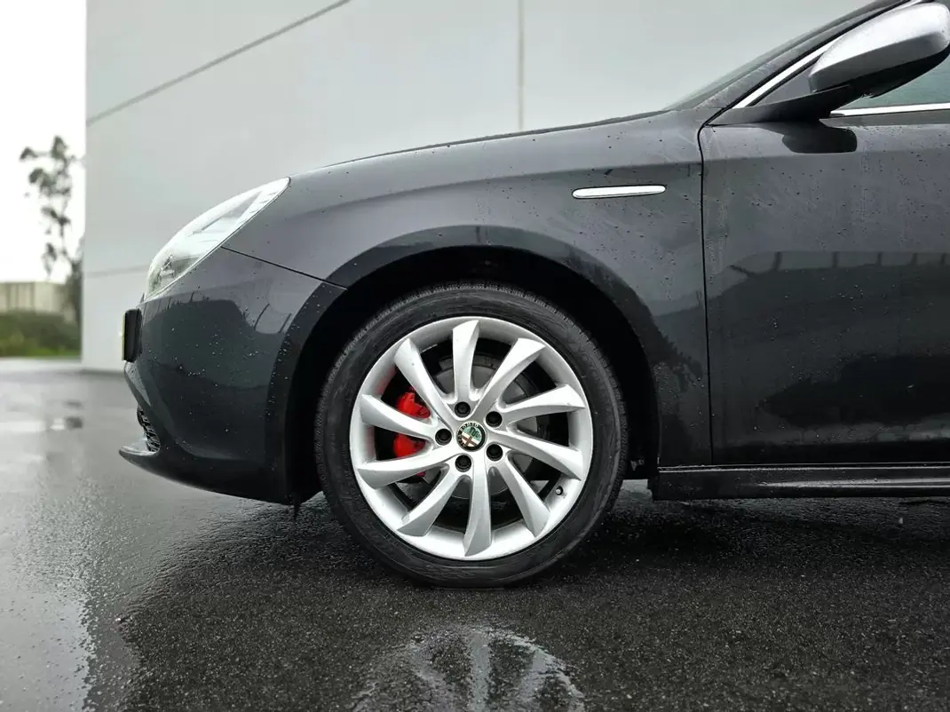 Alfa Romeo Giulietta 2011 - 5990 EUR, 200000 km - AUTO.MOTO.pt - 200000km - foto 3 de 23