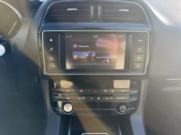 Jaguar F-Pace 2017 - 24900 EUR, 184000 km - AUTO.MOTO.pt - 184000km - foto 14 de 19