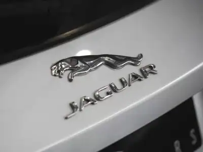 Jaguar F-Pace 2017 - 23990 EUR, 91000 km - AUTO.MOTO.pt - 91000km - foto 12 de 21