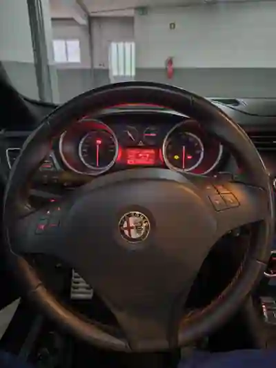 Alfa Romeo Giulietta 2013 - 11500 EUR, 140000 km - AUTO.MOTO.pt - 140000km - foto 11 de 14