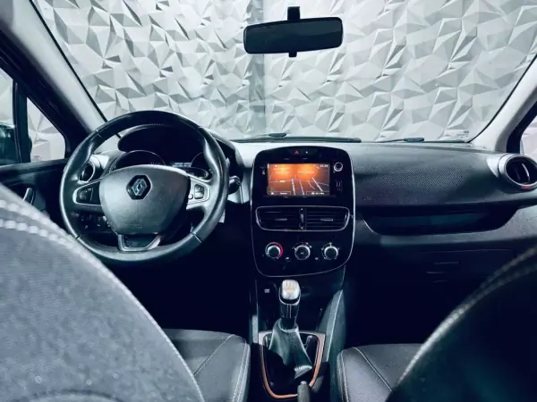 Renault Clio 2017 - 13990 EUR, 104061 km - AUTO.MOTO.pt - 104061km - foto 12 de 28