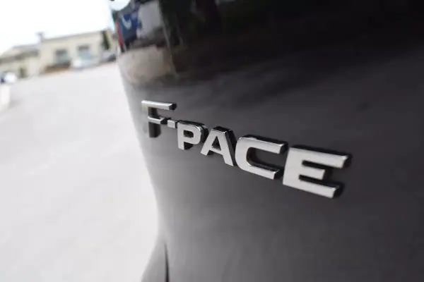 Jaguar F-Pace 2017 - 22500 EUR, 145545 km - AUTO.MOTO.pt - 145545km - foto 19 de 57