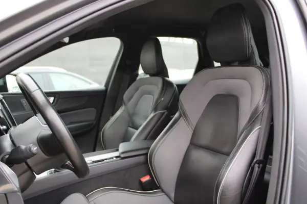 Volvo XC 60 2020 - 33990 EUR, 168000 km - AUTO.MOTO.pt - 168000km - foto 22 de 37