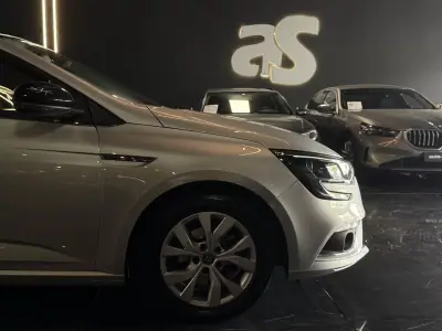Renault Mégane 2021 - 13990 EUR, 174865 km - AUTO.MOTO.pt - 174865km - foto 4 de 27