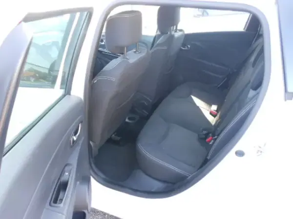 Renault Clio 2013 - 11500 EUR, 137126 km - AUTO.MOTO.pt - 137126km - foto 8 de 13