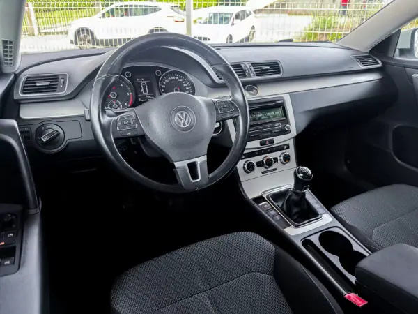 Volkswagen Passat Variant 2013 - 8500 EUR, 239977 km - AUTO.MOTO.pt - 239977km - foto 19 de 25