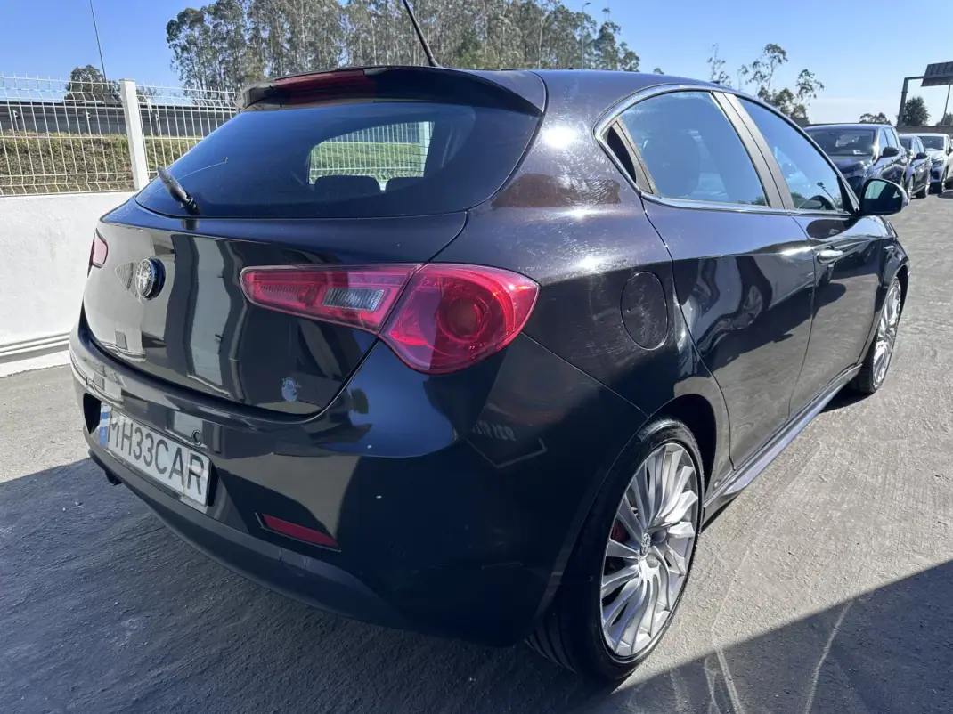 Alfa Romeo Giulietta 2011 - 6900 EUR, 220000 km - AUTO.MOTO.pt - 220000km - foto 4 de 29