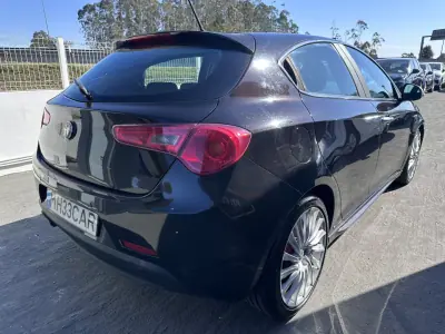 Alfa Romeo Giulietta 2011 - 6900 EUR, 220000 km - AUTO.MOTO.pt - 220000km - foto 4 de 29