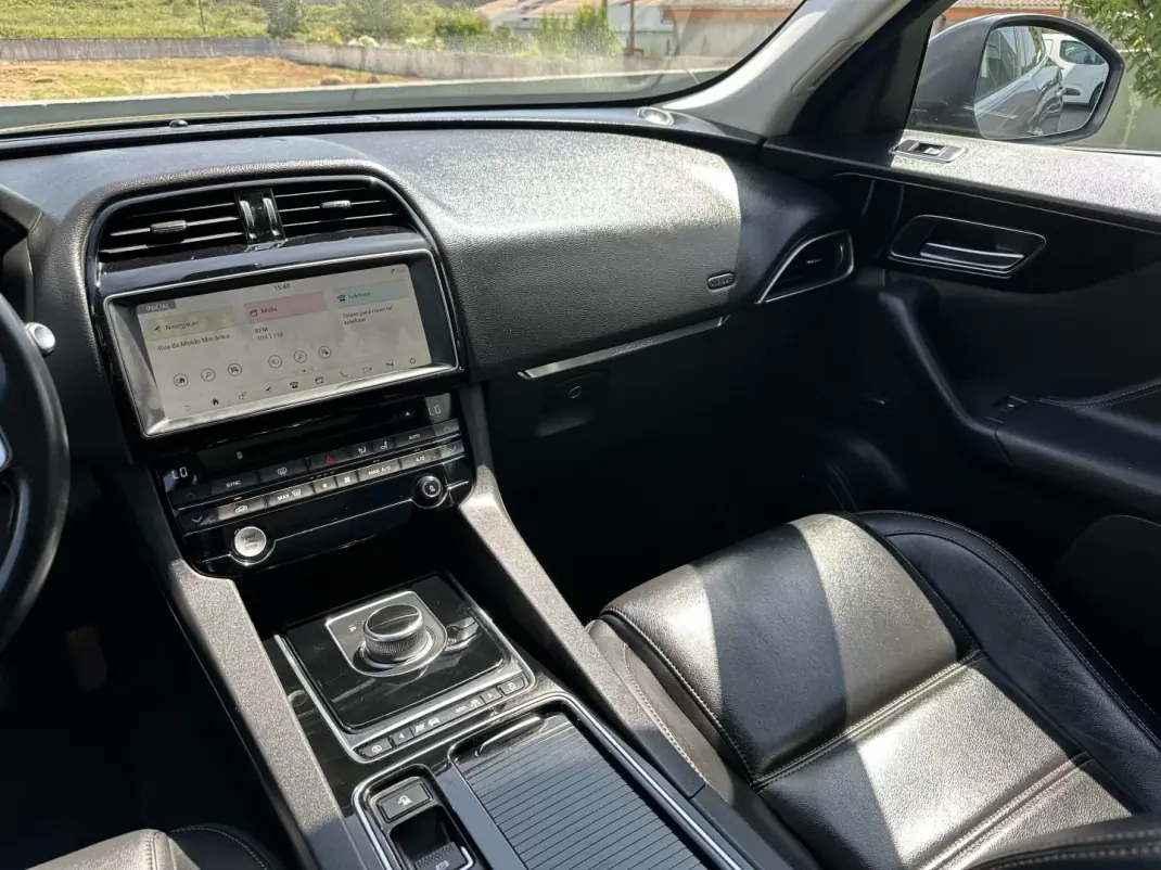 Jaguar F-Pace 2018 - 22500 EUR, 146000 km - 146000km - foto 40 de 69