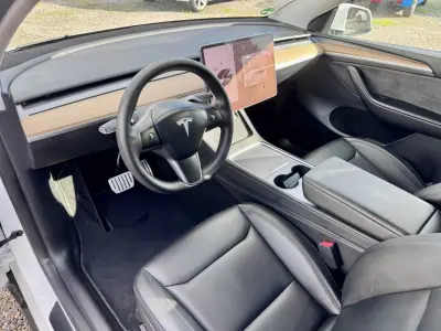 Tesla Model Y 2022 - 39990 EUR, 59000 km - AUTO.MOTO.pt - 59000km - foto 9 de 21
