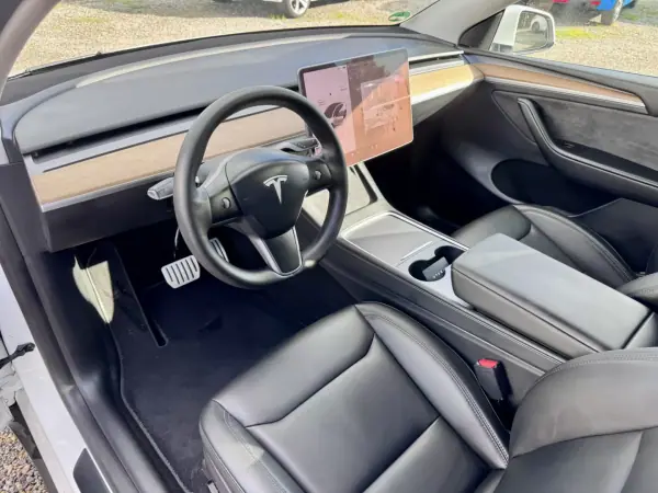 Tesla Model Y 2022 - 39990 EUR, 59000 km - AUTO.MOTO.pt - 59000km - foto 9 de 21