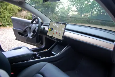 Tesla Model 3 2020 - 22500 EUR, 81000 km - AUTO.MOTO.pt - 81000km - foto 9 de 15
