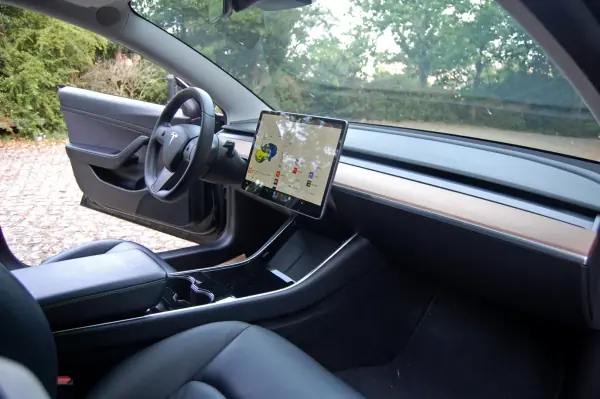 Tesla Model 3 2020 - 22750 EUR, 81000 km - AUTO.MOTO.pt - 81000km - foto 9 de 15