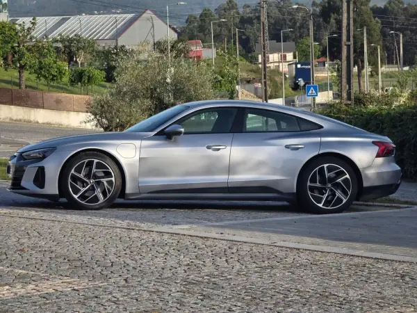 Audi e-tron GT 2021 - 52499 EUR, 100000 km - AUTO.MOTO.pt - 100000km - foto 2 de 46