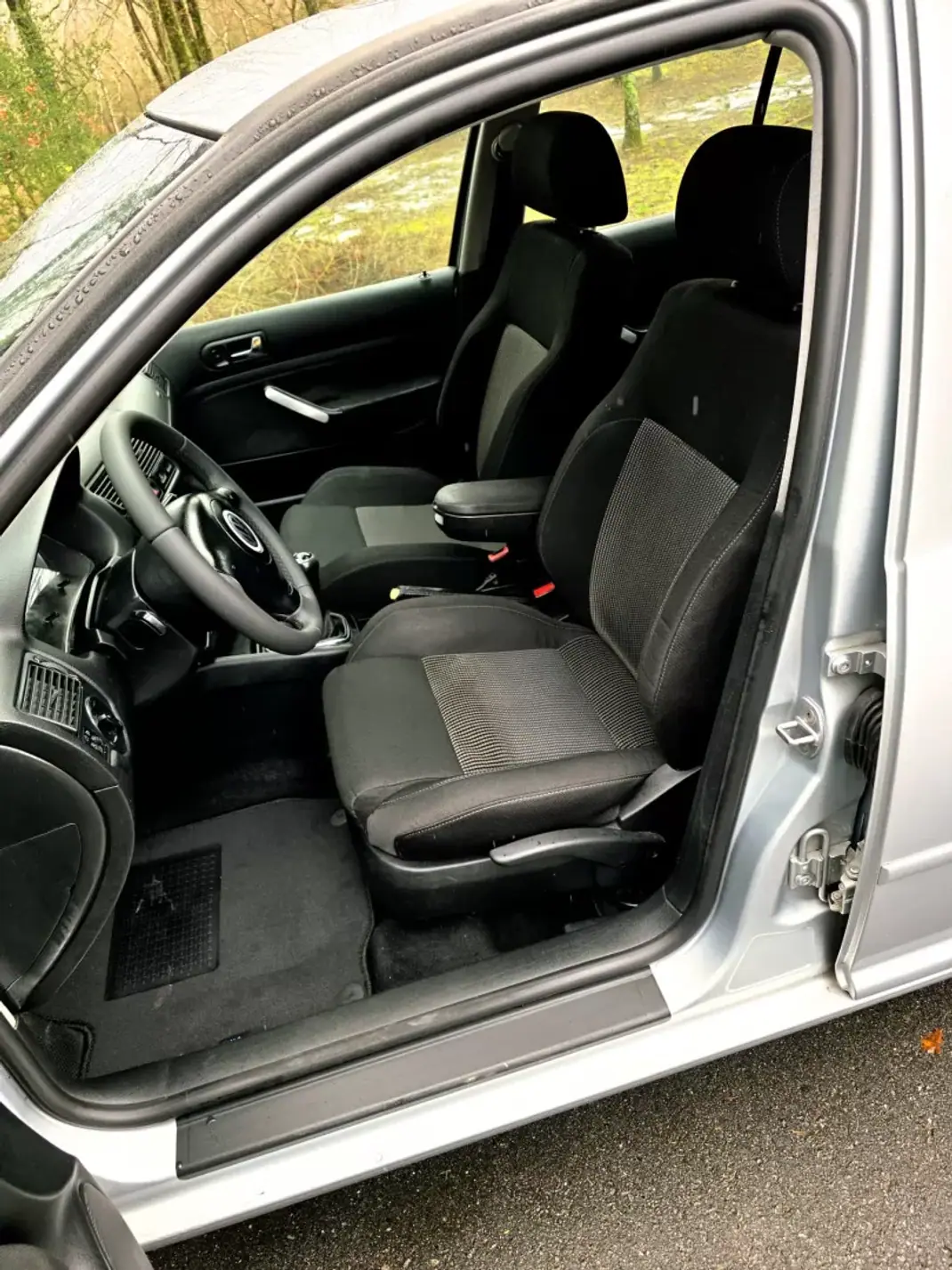 Volkswagen Golf 2001 - 4990 EUR, 358400 km - AUTO.MOTO.pt - 358400km - foto 17 de 23