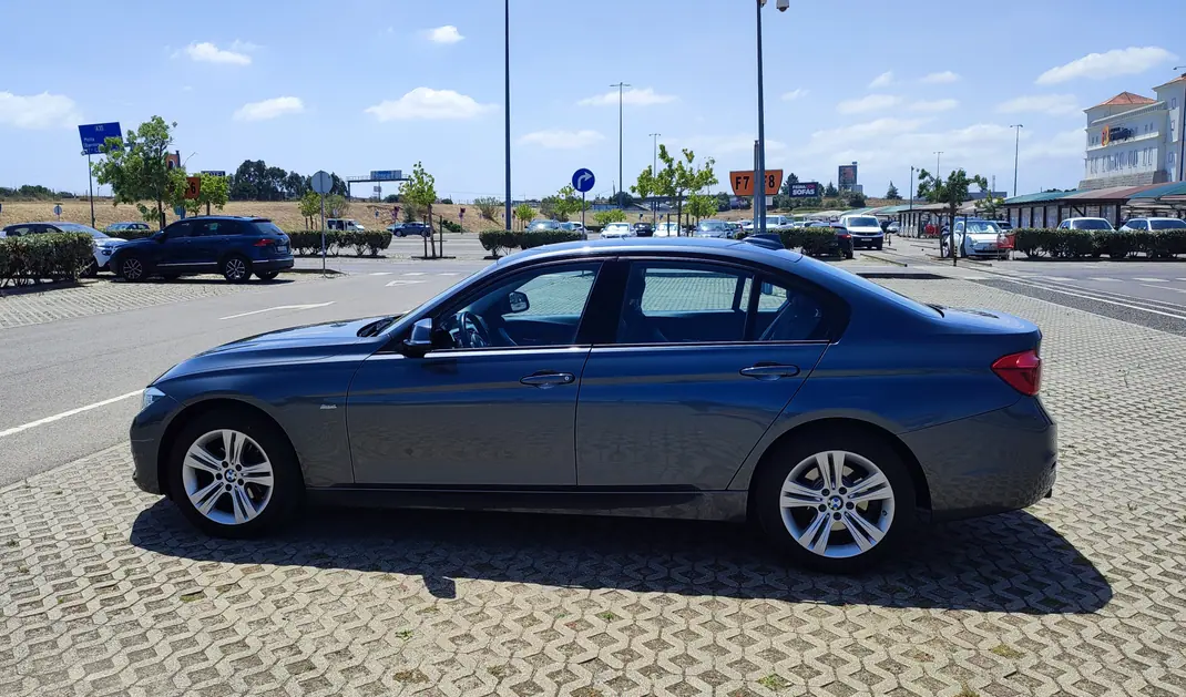 BMW 318 2016 - 16900 EUR, 140000 km - AUTO.MOTO.pt - 140000km - foto 5 de 12