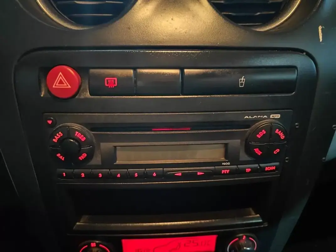 SEAT Ibiza 2007 - 3950 EUR, 300900 km - AUTO.MOTO.pt - 300900km - foto 24 de 30