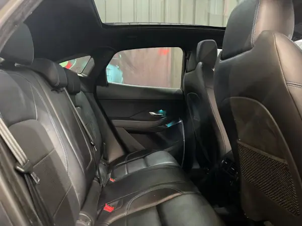 Jaguar E-Pace 2018 - 20899 EUR, 129000 km - 129000km - foto 34 de 48