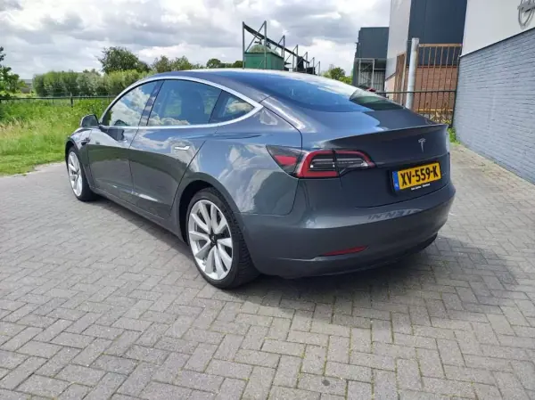Tesla Model 3 2019 - 22900 EUR, 224000 km - AUTO.MOTO.pt - 224000km - foto 4 de 26
