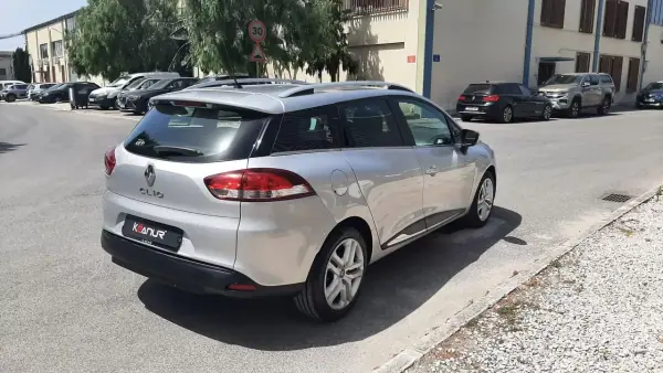 Renault Clio Sport Tourer 2018 - 11500 EUR, 89764 km - AUTO.MOTO.pt - 89764km - foto 18 de 46