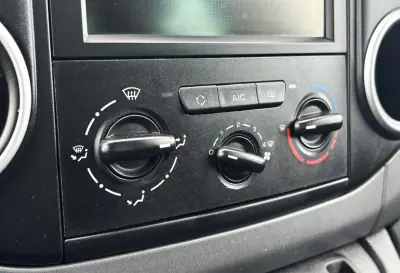 Peugeot Partner 2018 - 14900 EUR, 140000 km - AUTO.MOTO.pt - 140000km - foto 32 de 37