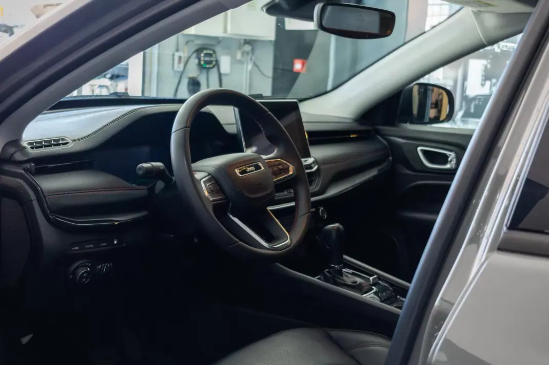 Jeep Compass 2023 - 27500 EUR, 56704 km - AUTO.MOTO.pt - 56704km - foto 10 de 14