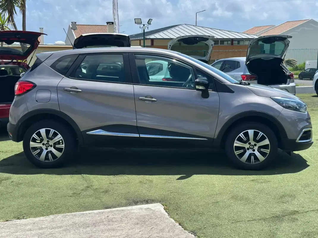 Renault Captur 2015 - 13990 EUR, 56433 km - AUTO.MOTO.pt - 56433km - foto 8 de 17